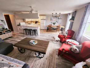 Beautiful lakefront getaway with private beach - Image 4