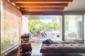 Palms, pool and pet - Image 2