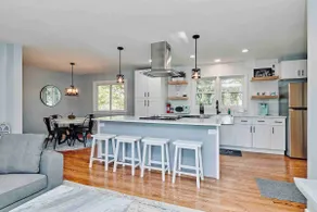 The Fox River Farmhouse-walk to downtown and pool - Image 2