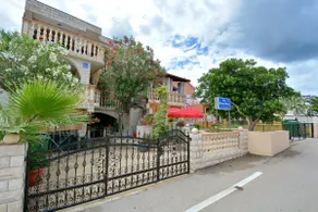 Deluxe apartment with outdoor oasis - Image 5