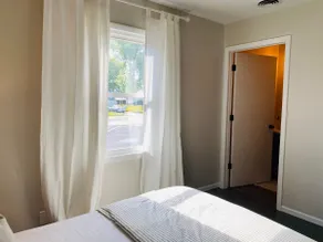 Cozy Downtown Cottage - Steps to Jet Express - Image 4