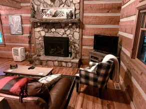 5 Star High Country Hideaway Cabin hot tub Pet Friendly Pond Sleeps 8 Pond View - Image 3