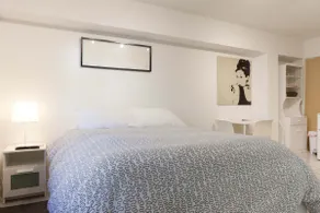 Sleek Astoria Studio: Style Meets City Heart - Image 2