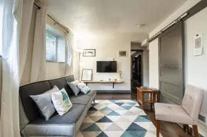 Cozy Apt in Historic Craftsman; Prime Location! - Image 3