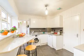 Stylish London 5 double bed flat 2 mins to Metro - Image 3