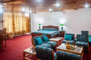 Emerald Suite | Spacious Kashmiri Retreat Near Dal - Image 5