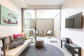 Self contained studio with private courtyard - Image 5