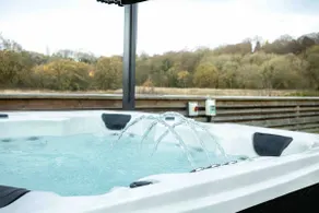 Manchester Luxury Country House Close To The City With Hot Tub & BBQ Fire Pit. - Image 2