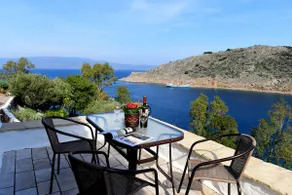 Arbeli House for idyllic sun & sea holidays in Mandraki Bay, Hydra - Image 2