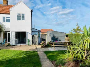 Stunning seafront property with garden and drive - Image 5