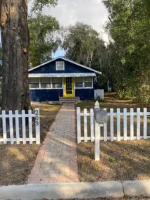 Southern Comfort 2-BR Cottage-Downtown Inverness - Image 2