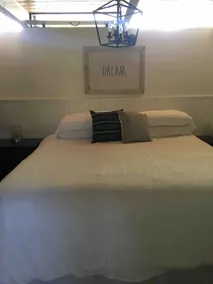City Center 1 BR 1 BA W/King Bed - 5 min to Campus - Image 5