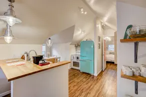 The Birdhouse: Modern Attic Loft - CSU & Old Town - Image 3