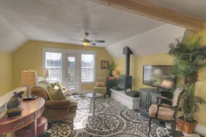 Cool Upstairs Apt Near Downtown - Image 2