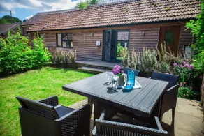 cosy cottage on banks of River Wye - Image 2