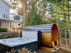Chalet Du Lac Brûlé Waterfront ~ SAUNA ~ SPA ~ WiFi - Image 2