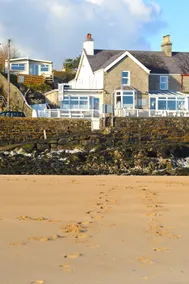 Sea side wooden chalet with garden - Image 3