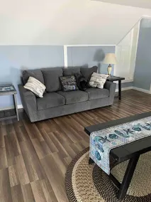 Lovely 3 bedroom, upper level with a deck. - Image 3