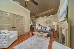 The ”June Room” Restored Historic Downtown Apt - Image 3