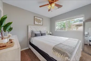 Comfortable 3-bedroom home with spacious backyard - Image 4