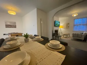 Impressive 4 Bed House Sleeps 8 Private Parking, Fast WiFi 2x Smart TVs Netflix & Foosball, Business Travellers Relocaters Leisure Welcome - Image 4