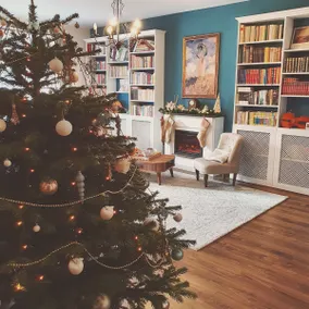 Charming 2 bedroom apartment with a large library - Image 3