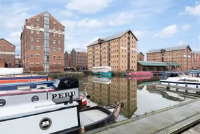 Elliot Oliver - Luxurious Two Bedroom Apartment in The Docks - Image 5