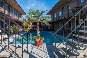 ENTIRE Fresno/Clovis - Poolside suite - Image 5