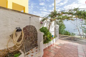 SAPORE DI MARE APARTMENT WITH COURTYARD OVERLOOKING THE SEA - Image 3