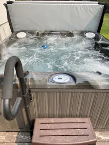 House w/garage and hot tub! - Image 3