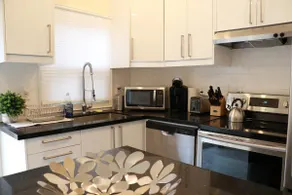 Gorgeous Queen West Apartments - Main Floor - Image 4