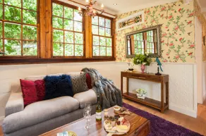 Little Violet: Indulgent Gourmet Hills Retreat - Image 5