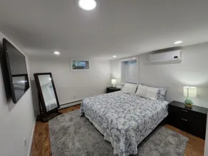 Lovely 1-bedroom rental unit with indoor fireplace - Image 5