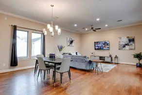 Contemporary 3 BR in downtown - Image 2