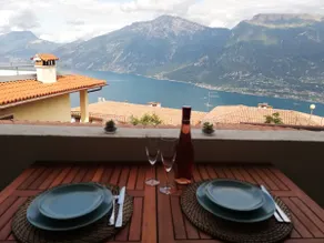 Fantastic accommodation with views over Lake Garda - Image 3