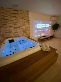 Exceptional suite with Jacuzzi and video projector - Image 3
