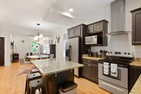 Shangri-La @ Thunderbolt: 5 Bedrooms On Vernon St! - Image 4