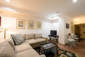Georgetown Modern Chic 1 Bedroom - Image 4
