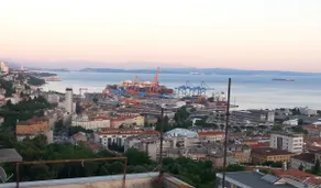 Sea view balcony, free street parking - Image 2