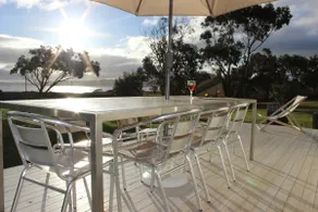 Boomers Retreat, log fire, water views, pub-400m - Image 3
