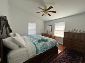 Cheerful 1-bedroom home in quiet neighborhood - Image 5