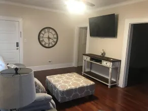 (4)Beautiful Apartment near downtown - Image 2