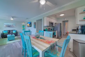 Best location on the island! King bed./beach items - Image 3