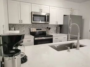 *Sunshiny Stay* 3/3 townhouse with King Bed - Image 3