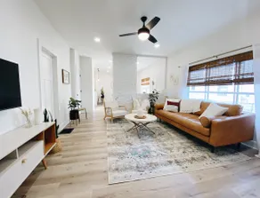 ✨ Luxurious 2 bd home - downtown w/ free parking ✨ - Image 5