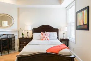 Large Cozy Brownstone House near the Convention Center - Image 3