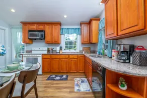 Comfortable Getaway Near Riverside Park - Image 5