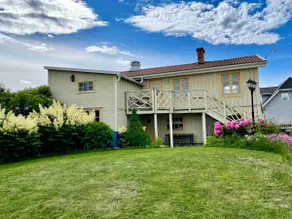 Charming turn-of-the-century house with proximity to most things - Image 2