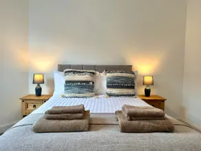 Stylish 3 Bedroom City Retreat - Image 3