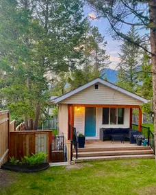 Cozy Radium Cabin | Walk to Downtown & Trails - Image 2